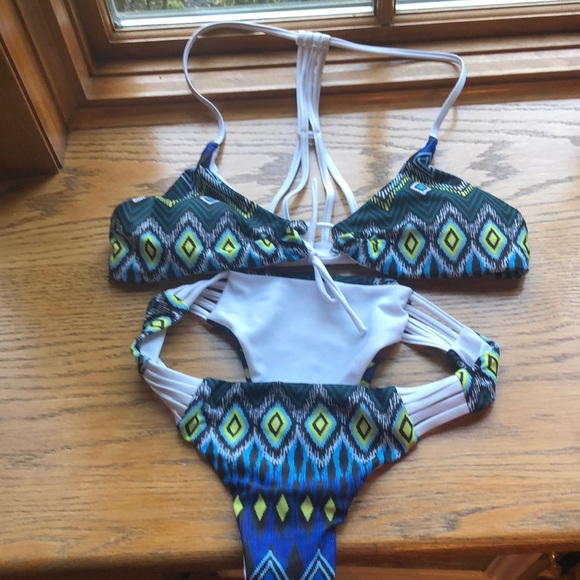 Bikini - Picture 1 of 1